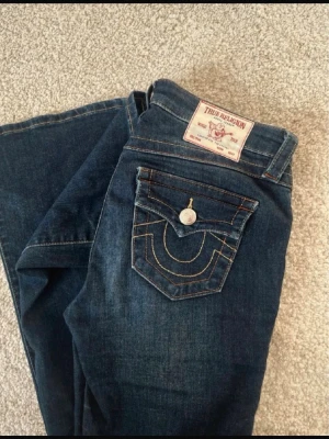 True religion jeans 24 - Säljer ett par True religion jeans låg midja joey i storlek 24. I topp skick, passade tyvärr inte mig därav säljer jag dem. Färgen heter muddy waters. Jätte snygga jeans. 