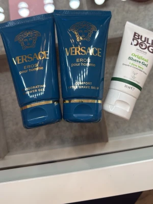 Versace Eros & Bulldog groomingkit - Set med Versace Eros pour homme invigorating shower gel och after shave balm i blå tuber med gulddetaljer samt Bulldog Original Shave Gel i vit tub. Perfekt för dig som vill ha lyxig dusch och rakning. Smidiga tuber, passar bra i necessären.