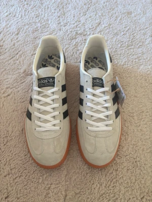 Adidas Handball Spezial  - Hej! Säljer ett par Adidas Handball Spezial i storlek 42 2/3. Har endast använt dem 3/4 gånger så skicket på dem är perfekt. 