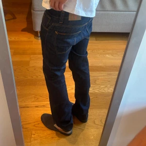 Mörkblå Nudie Jeans Average Joe - Storlek W31 L36. Nyskick. Modell: Average Joe
