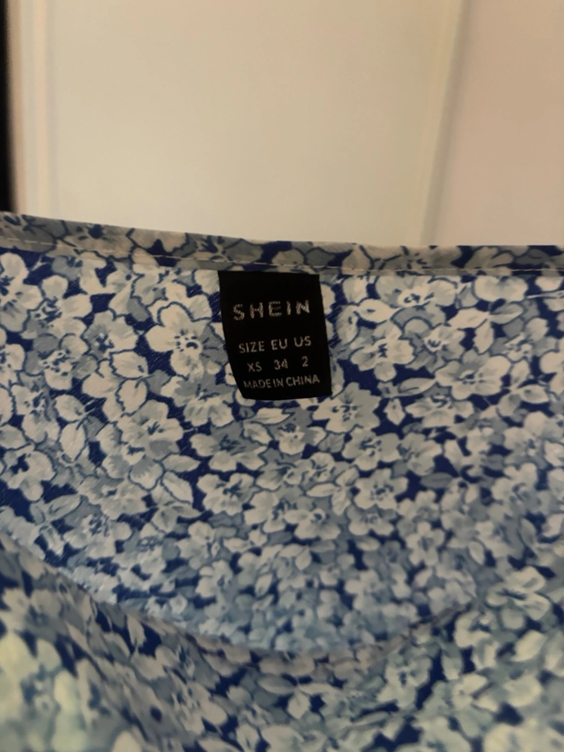 Blommig blå kortklänning med smala band - 2