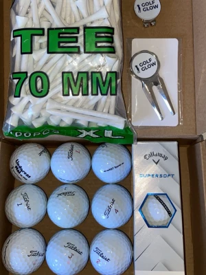 Golfkit med 9st Titleist mix, 3st Callaway Supersoft, 100st peggar,greenlagare, markör - Golfkit med vita golfbollar från Titleist och Callaway, en påse vita XL golftees (70 mm), markeringsverktyg och markeringsknapp från Golf Glow. Perfekt för golfentusiasten som vill ha allt samlat. Bollarna är av hög kvalitet och tillbehören är praktiska.