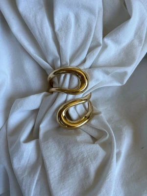 Bangle armband guld - Superfint bangle armband i guld. Köpt på vinted. Vet ej märke men superfint skick.