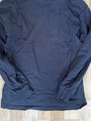 Svart tröja  - Säljer denna svarta tröjan från Cubus. Storlek ser ni på bilden. Skriv vid intresse 