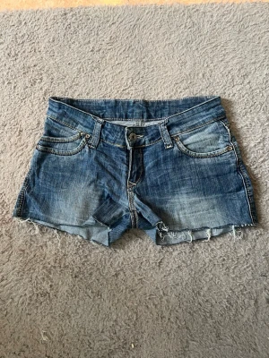 Blå jeansshorts från Diesel - Snygga blå lågmidjade jeansshorts från Diesel i storlek xs