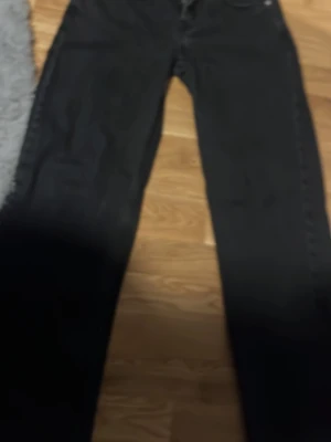 Svarta jeans från Denim & Supply - Säljer ett par svarta jeans från Denim & Supply i storlek S. Jeansen har klassisk femficksdesign och raka ben. Materialet är 98% bomull och 2% elastan vilket gör dem bekväma och stretchiga. Perfekta för dig som gillar en enkel och stilren look.