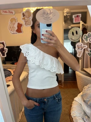 Vit oneshoulder topp med volang - Såå snygg topp perfekt till sommaren!!