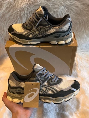 ASICS Gel-NYC Oatmeal / Obsidian Grey - ASICS Gel - NYC Oatmeal/Obsidian Grey  Storlek 44                                                                Skick 10/10                                                             Passar för sommaren.                                           Helt nya Originalkartong medföljer.  Skriv gärna vid frågor eller om du vill ha fler bilder