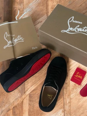 Svarta Louboutin Skor - Säljer ett par helt nya och oanvända skor i storlek 43. Skorna kommer komplett med originalkartong, dustbag och tillbehör – allt ingår som vid nyköp.  Pris: 1499 kr   Priset kan diskuteras vid snabb och smidig affär.  Jag fraktar snabbt och packar noggrant. Hör av dig vid intresse eller fler frågor!