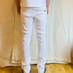Vita jeans från Nudie Jeans - Modell: Lean Dean. Storlek W32 L34. Bra skick. En fläck precis under loggan se bild 2. Inget som syns särskilt mycket 