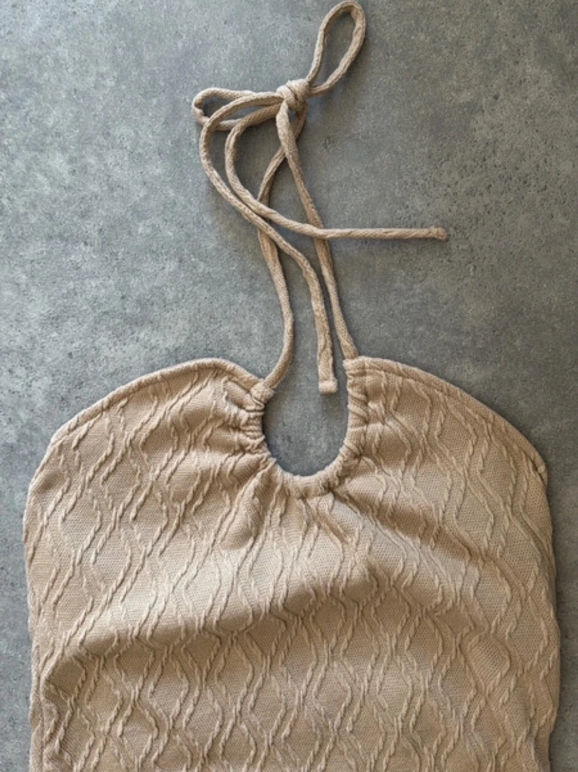 Beige stickad halterneckklänning - 1