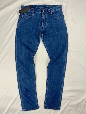 Z Zegna ZZ305 – Mellanblå Wash – W31 – Nyskick - Z Zegna ZZ305 | Färg: Mellanblå wash | Modell: ZZ305 slim fit | Storlek: W31 | Skick: 10/10 | Stretch | Hör av dig vid frågor!