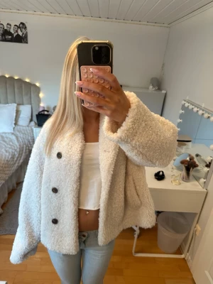 Teddyjacka  - Super mysig Teddyjacka med knappar! Inte så varm/vindtålig så perfekt nu till våren/hösten