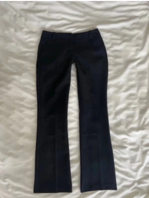 Bikbok Vera kostymbyxor - Snygga svarta kostymbyxor med bootcut passform och pressveck. I storlek 34 och i längd regular