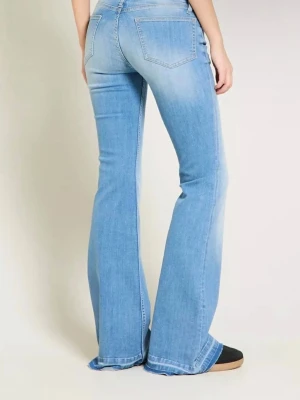 Ljusblå bootcut jeans - Säljer ett par ljusblå bootcut jeans med klassiska bakfickor och utsvängda ben. Jeansen har en snygg tvätt och är tillverkade i mjukt denimtyg med lite stretch för extra komfort. Perfekta för en avslappnad och trendig look.