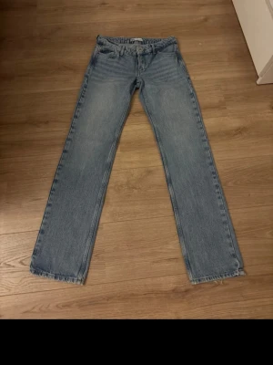 Lågmidjade raka jeans - Jeans från zara i storlek 34!
