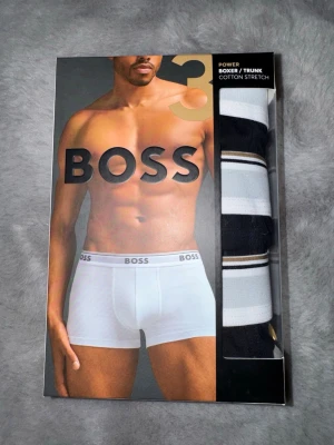 BOSS 3-pack boxerkalsonger - Säljer ett 3-pack boxerkalsonger från BOSS i bomullsstretch. Färgerna är svart, vitt och randigt med BOSS-logga på midjeresåren. Kalsongerna har en tight passform och är tillverkade i mjukt och elastiskt material för extra komfort. Helt nya oöppnade.