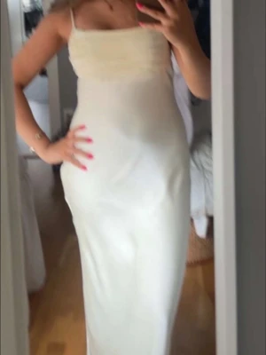 Gul balklänning - Super fin bal klänning från forever new, som inte säljs längre💖 passar mig som är 170 och kommer med sjal💗💗