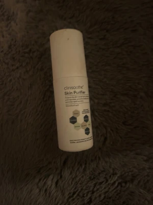 Clinisoothe+ Skin Purifier Face Mist - Fräsch face mist från Clinisoothe+ som kommer i en vit cylinderformad plastflaska. Perfekt för att återfukta och lugna huden under dagen. Enkel att spraya på och smidig att ha med i väskan. Passar alla hudtyper och ger en uppfriskande känsla.