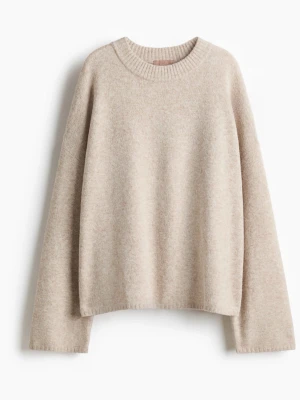 Stickad tröja  - Stickat tröja från H&M i jätte skön material. Lite nopprig. Annars knappast använt. 🤍