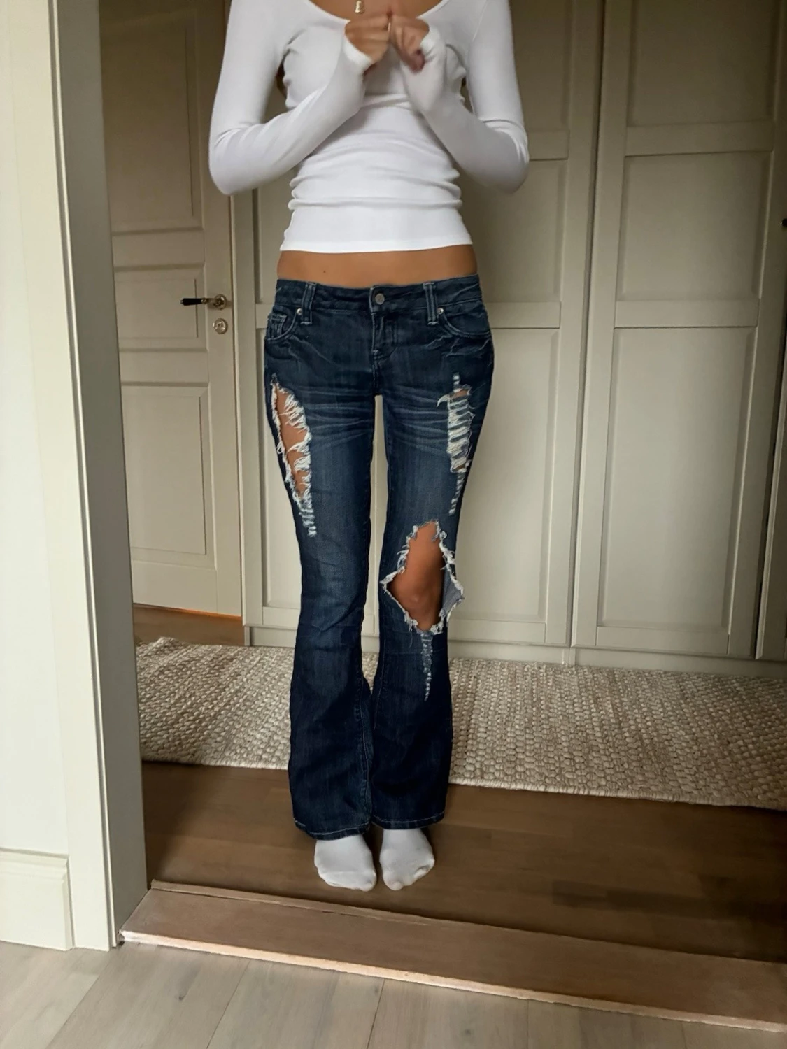 Mörkblå slitna bootcut jeans - 1