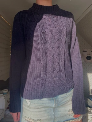 Marinblå stickad tröja  - Superfin 