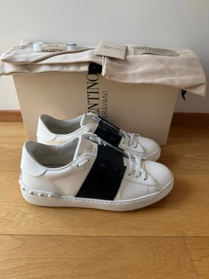 Valentino open - Valentino opens| nästintill nyskick, använda fåtal gånger| köptes på merchsweden för 5499 kr| box och dustbags ingår| om du har några funderingar är det bara att fråga!