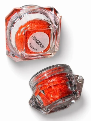 Lilly Nails glittermix Orange Crush #84090 - Snyggt orange glittermix i burk, perfekt för att dekorera naglarna med extra glans och färg. Kommer i en transparent, multifacetterad förpackning. Ger en intensiv orange effekt till nageldesignen. Från Lilly Nails.