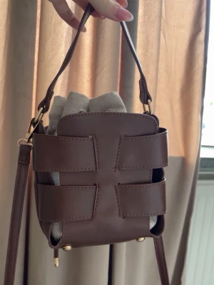 Handväska  - Supersöt brun handväska  