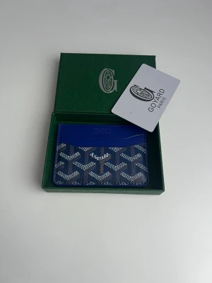 blå korthållaren  - Säljer en väldigt snygg korthållare som är perfekt nu inför sommaren. Det är i läder med inga defekter då den är helt ny. Vid minsta fundering är det att bara säga till!