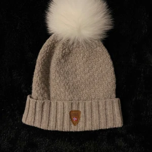 Grå mössa- Dale of Norway  - Grå mössa från Dale of Norway. Använt fåtal gånger. OBS! (Äkta päls).