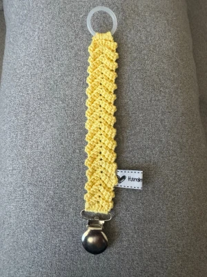 Virkad napphållare  - Virkad, gul napphållare, virkad av mig i 100% bomullsgarn med metallclips och silikonring.  Mönsterskapare: animo.design