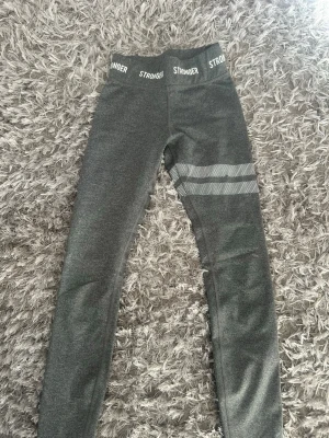 Stronger tights  - Tights från stronger i storlek xs, i gott skick förutom att en liten prick av loggan är borta (se sista bilden) 