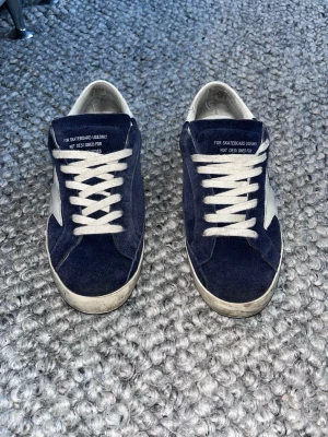 Golden Goose Superstar - Ett par riktigt snygga Golden Goose🪿 skor som är perfekt till sommaren nu. Storlek 42-42,5 Skriv gärna om ni har funderingar.