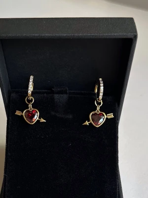 Hjärta örhängen  - Örhängena är aldrig använda och 100 % rost- och nickelfria. Hör gärna av dig om du har några frågor ☺️