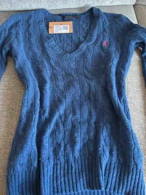 Ralph Lauren v neck - En blå snygg tröja med v ring, köpte på sellpy för ett tag sedan men har aldrig andvänt den själv. Den är i xs o skulle nog säga att den passar som xxs-xs.