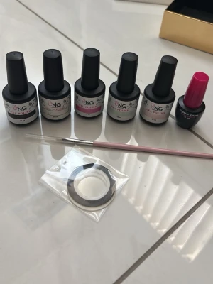 Gellack & tillbehör - Kit med fem NG gel polish i färgerna Peach (ljusrosa) och Turquoise (turkos), Svart, nuderosa och vit. Samt en Base one primer 9 ml och en pensel och en rulle nail art-tejp. Allt utom den vita är oanvända. 80kr styck. Går att välja.