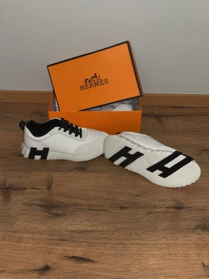 H skor - helt nya vita Herme skor storlek 43 