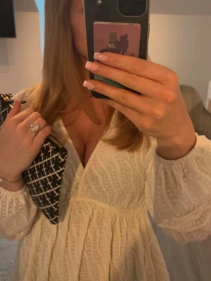 Vit/beige blus - Super fin blus som tyvärr är lite stor på mig💗