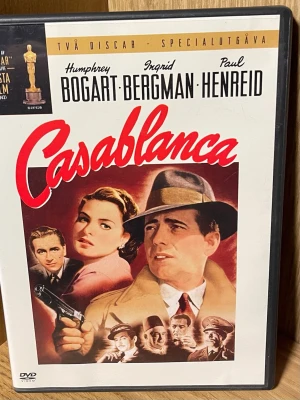 Casablanca Specialutgåva DVD - Säljer en specialutgåva av filmen Casablanca på DVD med två skivor. Boxen har klassiskt omslag med röd och vit design och innehåller extra material som trailers, kommentarer och dokumentärer. Perfekt för filmälskare som vill ha en ikonisk klassiker i samlingen.