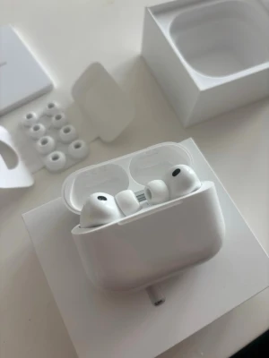 Apple AirPods Pro med laddningsetui - Säljer ett par vita Apple AirPods Pro 3 med trådlöst laddningsetui. Hörlurarna har silikonproppar för bästa passform och brusreducering. Klassisk stilren design i blank plast och flera storlekar på öronproppar medföljer. Helt nya med 1 års garanti 