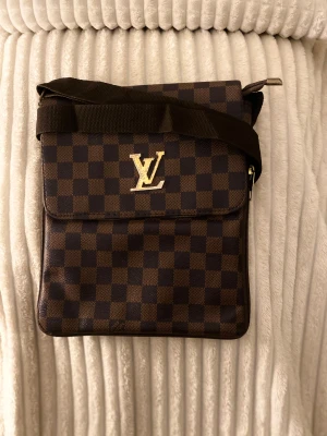  Stor Rutig Axelväska  - Rymlig Axelväska i rutig mönster. Perfekt för resor !Skriv gärna för mer detaljer och frågor som du har⭐️ Pris kan diskuteras vid snabb köp, Vi ses! 