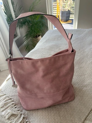 Rosa handväska  - Använd fåtal gånger. 6 innerfack & 1 ytterfack