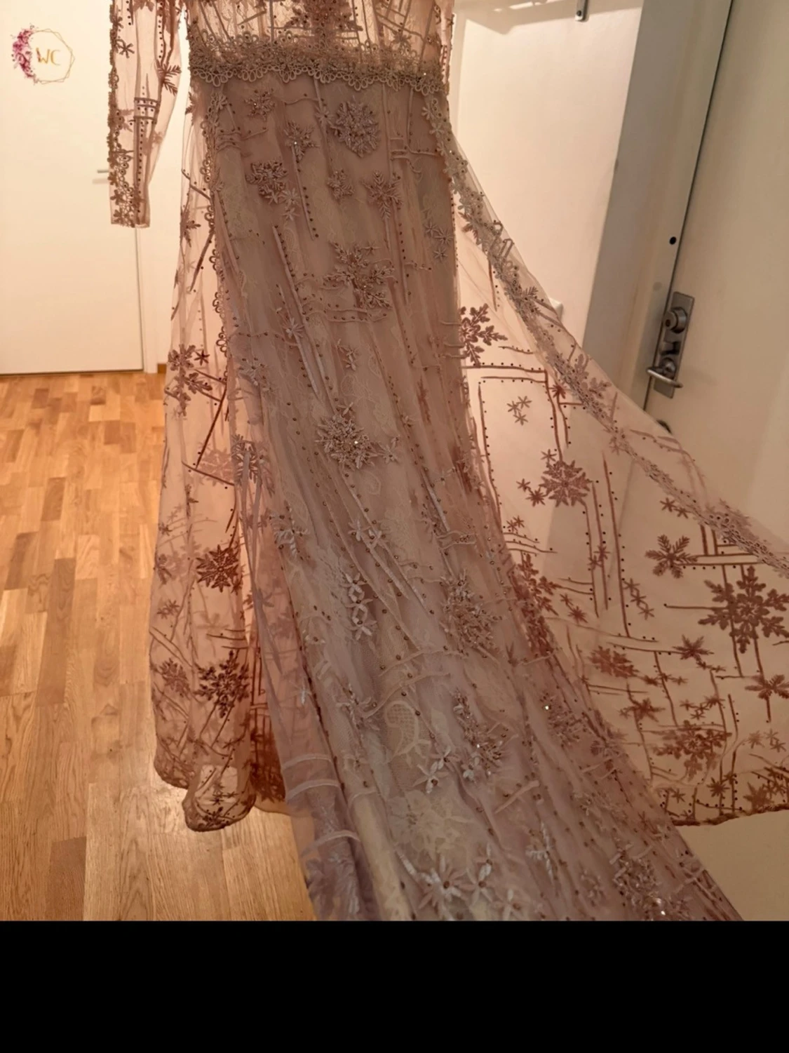 Ljusrosa långklänning med spetsdetaljer - 2