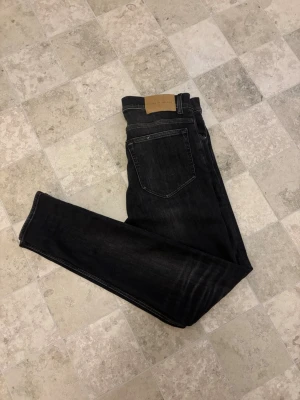 Tiger of Sweden jeans  - Riktigt snygga svart/gråa jeans från tiger of Sweden. Mycket fint skick knappt använda. Nypris 1600kr. Ganska små i storlek, rekommenderar till 177-180. 