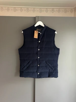 Stenströms Manchester väst  - Säljer denna riktigt snygga och NYA Stenströms västen i Manchester👌. Skick= Nyskick!🌟. Den är ganska tunn och passar perfekt nu på våren men även sommarkvällar🙌Nypriset ligger runt 3500kr🤝. Storlek S passar S. Hör gärna av er vid frågor eller funderingar👍