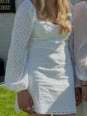 Vit klänning - Använd 2 gånger, perfekt till konfirmation eller skolavslutning!!💞