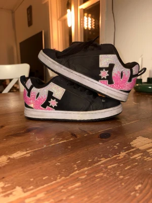 KÖP EJ!!  - vill se vad jag kan få för mina DC skor, köota splitter nya för 1000 kr, har satt dit stenar men vet inte ifall det drar ner vårdet eller höjer det, ge bud!! 