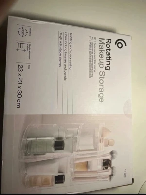 Roterande sminkförvaring 23x23x30 cm - Praktisk roterande sminkförvaring från Clas Ohlson i transparent plast. Perfekt för att organisera borstar, pennor och andra skönhetsprodukter. Hyllplanen är höjdjusterbara och designen sparar plats på sminkbordet. Mått: 23x23x30 cm.