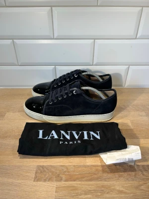 Lanvin skor - Lanvins i väldigt fint skick | Storlek: uk 10 = 44 passar 45 | Ingår: Dust bag och kvitto🧾| Vid frågor eller diskussion om pris är det bara att skriva✍🏼| Frakt inom 48h📦 